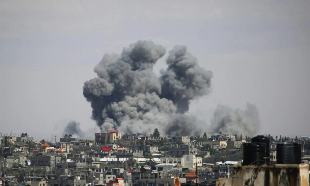 Ράφα "ώρα μηδέν": Το Ισραήλ βομβάρδισε δύο συνοικίες μετά την εντολή εκκένωσης - Χτυπήματα από αεροσκάφη και στρατό